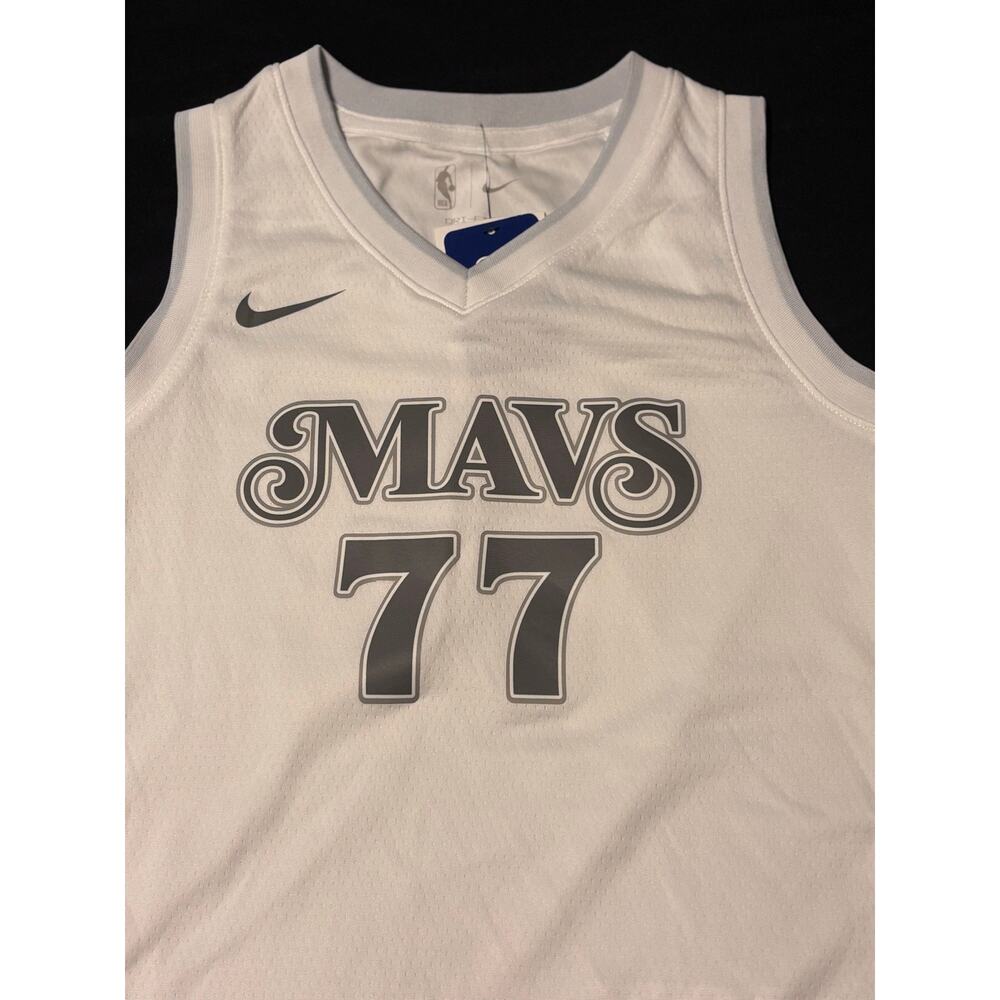Nike Dri-Fit Kid’s Lg (14-16) White Mavs 77 Doncic Jersey City Edition NWTs